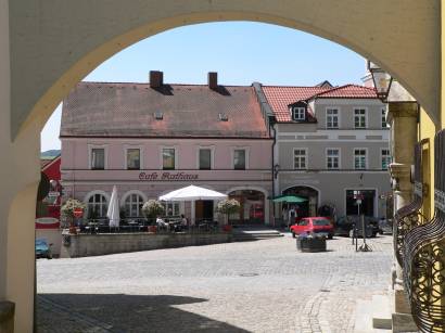 furth-im-wald-bayerischer-wald-stadtplatz-torbogen