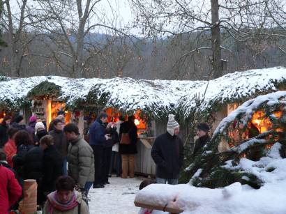 hexenacker-christkindlmarkt-glüchwein-buden-bayern