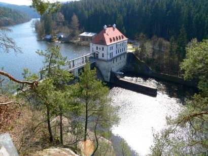 höllensteinstausee-kraftwerk-fluss-regen-bilder