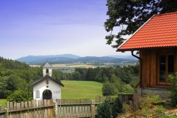 holzchalet-ferienwohnungen-urlaubshuetten-bayern-landschaft-ausblick