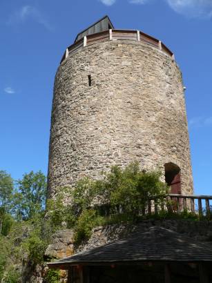 kollnburg-burgruine-bayerischer-wald-bergfried-burgturm