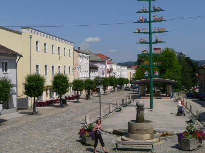 schönberg-bayerischer-wald-sehenswertes-stadtplatz-ansicht-brunnen