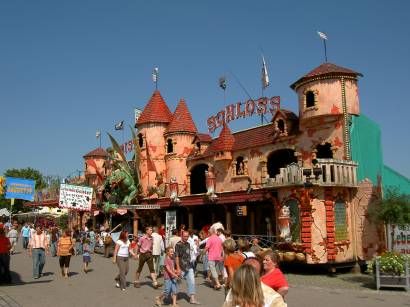 Viele Attraktionen und Fahrgeschäfte am Straubinger Gäubodenvolksfest - Tradition und doch modern!