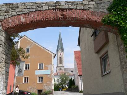 waldkirchen-bayerischer-wald-sehenswertes-stadtmauer-torbogen