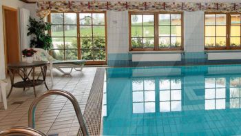 aktiv-günstige-wellness-reisen-bayerischer-wald-hallenbad