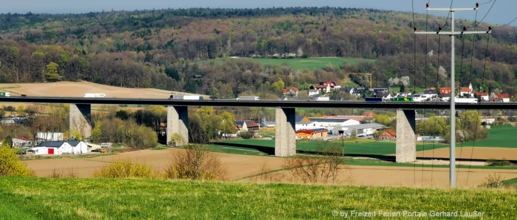 Autobahnbrücke in Bayern Roadtrip in Süddeutschland Straße KFZ Lastwagen