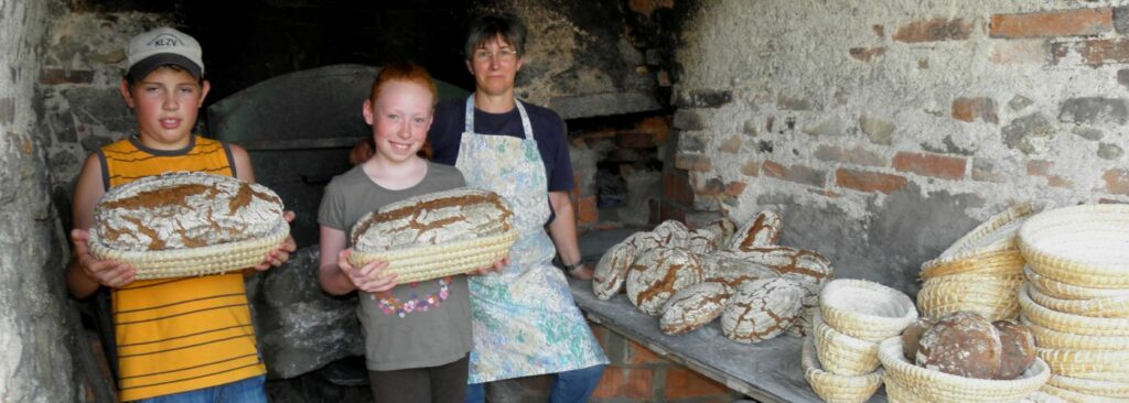 Urlaub auf dem Bauernhof mit Brotbacken - echtes Bauernbrot backen in Bayern