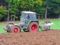 erlebnisreichen Urlaub am Bauernhof - traktor feldarbeit