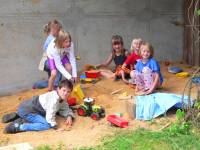 Kinderspielplatz am Bauernhofurlaub mit Baby und Kleinkind