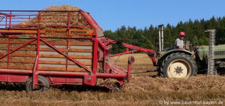 bayerischer-wald-bauernhofurlaub-bayern-traktor-mitfahren-feldarbeit