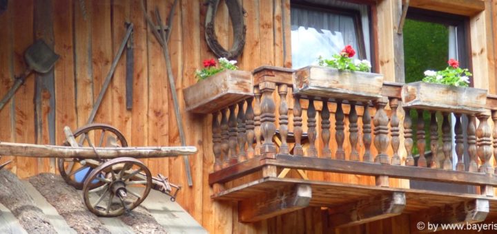 bayerischer-wald-originelle-berghuetten-besondere-ferienhuetten-balkon