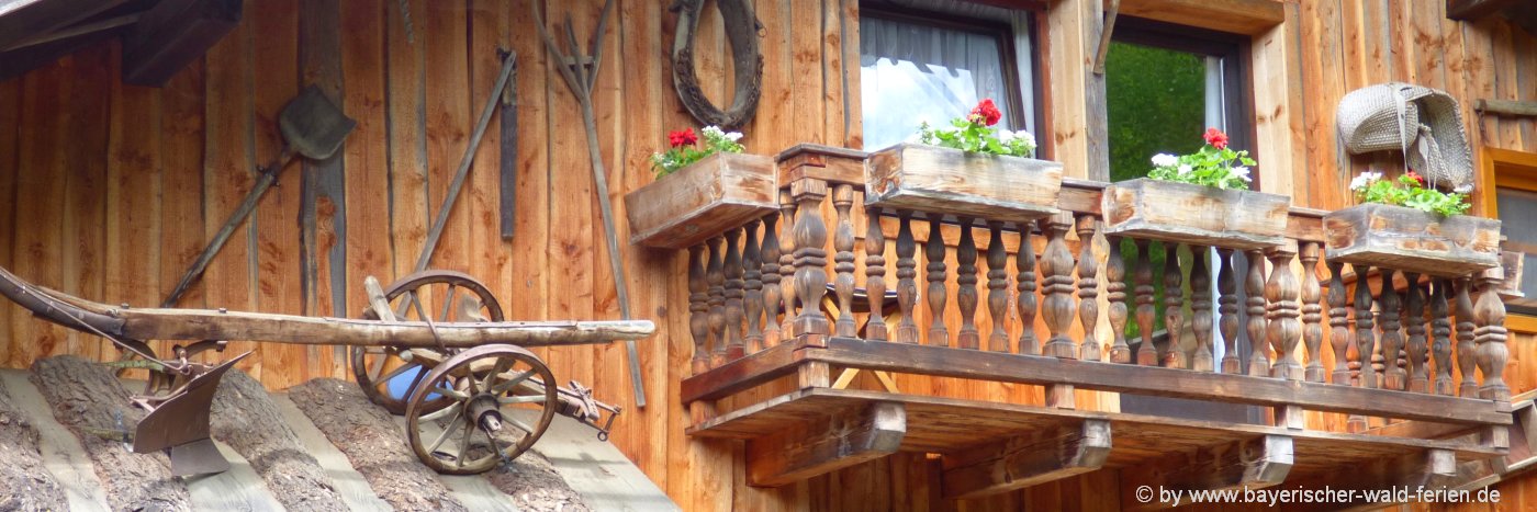 bayerischer-wald-originelle-berghuetten-besondere-ferienhuetten-balkon