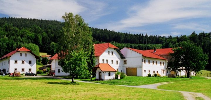 breinhof-familienbauernhof-bayern-kinderferien-hofansicht