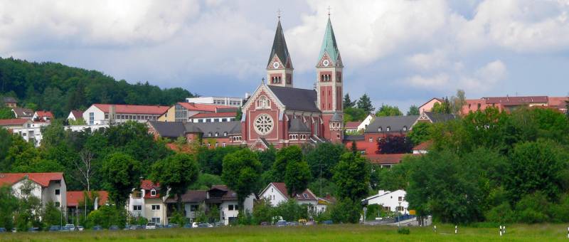 cham-bayerischer-wald-regen-kirchen-stadt-ansicht-panorama