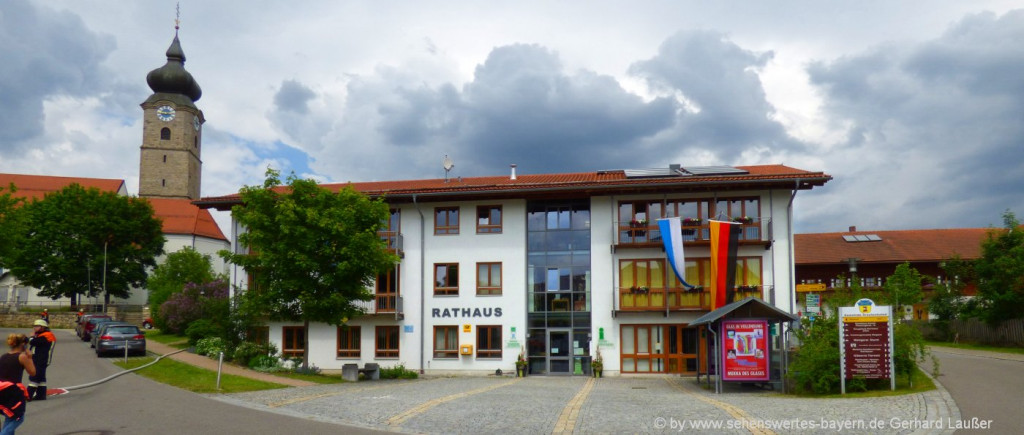Ferienort Zellertal - Unterkünfte und Aattraktionen Rathaus und Kirche
