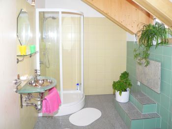 helles freundliches Badezimmer mit Dusche und WC