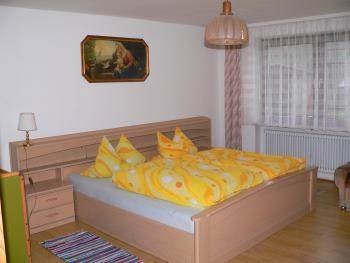 Schlafzimmer mit Doppelbett Ferienwohnung Koller Schillertswiesen