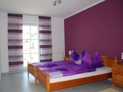 Schlafzimmer der Ferienwohnung mit Wohnzimmer in Bayern in der Oberpfalz Schlafzimmer der Ferienwohnung mit Wohnzimmer in Bayern in der Oberpfalz