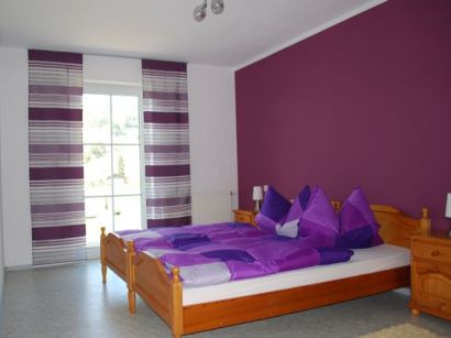 Schlafzimmer der Ferienwohnung mit Wohnzimmer in Bayern in der Oberpfalz