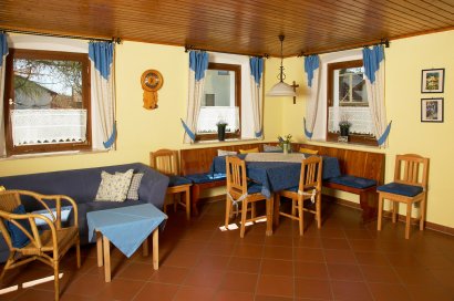 ferienwohnung-vergissmeinnicht-esstisch-couch-urlaub-in-bayern - Urlaub für Familien mit Baby
