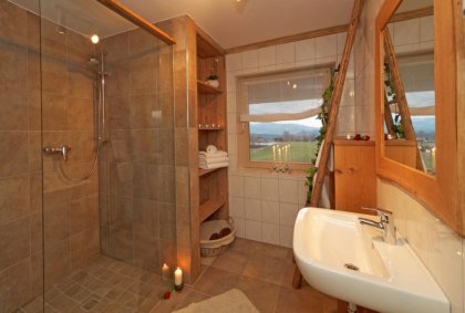 ferienwohnungen-kaikenried-bayerischer-wald-badezimmer-dusche-420