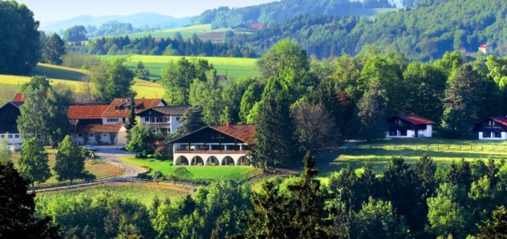 feuerschwendt-gutshotel-bayerischer-wald-hundehotel-niederbayern-breitbild-1400