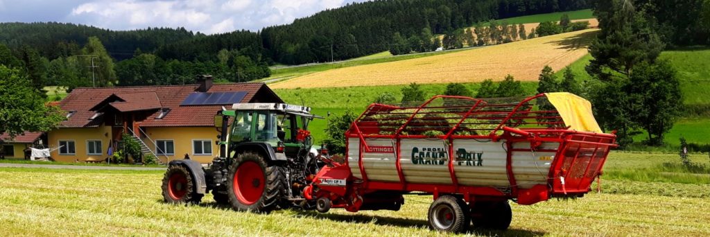 Urlaub am Familienbauernhof mit Traktor fahren