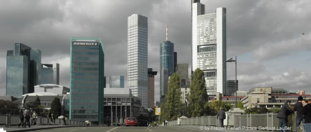 Städtereisen in Deutschland Frankfurt am Main Skyline Wolkenkratzer