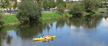 freizeit-boot-fahren-kanufahrt-regen-fluss-cham-panorama-380