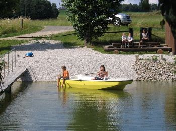 fuchsenhof-kinderfreizeit-bayern-urlaub-am-see-boot-fahren