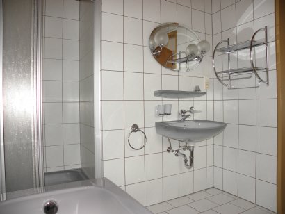 gasthof-gross-ferienwohnung-badezimmer-waschtisch-410 gasthof-gross-ferienwohnung-badezimmer-waschtisch-410