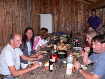 Berghütte Selbstversorgung - Bild ID gruber-berghütte-geselligkeit-grillen-essen-feiern-bayern