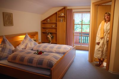 Schlafzimmer in der Bergpension Bayern