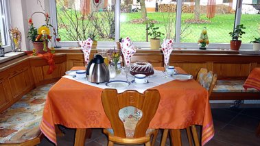 Frühstück im Aufenthaltsraum in der Pension Hiebl in Gotteszell im Landkreis Regen