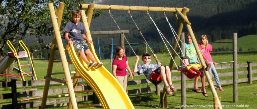 Ferien mit Kindern in Bayern - Ferienwohnung Kinder Urlaub in Deutschland Eltern Kind Urlaub in Bayern - Spielplatz zum toben