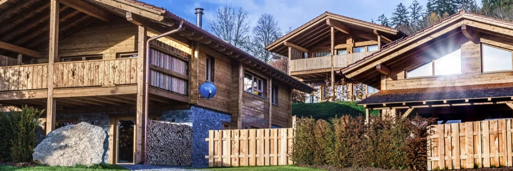 königchalets-bodenmais-chalets-whirlpool-bayerischer-wald-ansicht-aussen