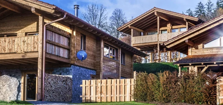 königchalets-bodenmais-chalets-whirlpool-bayerischer-wald-ansicht-aussen