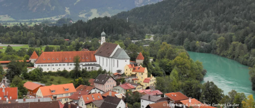 Sehenswürdigkeiten im Ostallgäu Ausflugsziele in Füssen Stadt Kloster Kirche und Lech Fluss