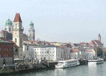 Ansicht Passau mit Donauschifffahrt, Rathaus, Dom und Stadtkirche