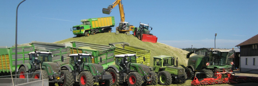 Bauernhofurlaub mit Traktorfahren - großer Maschinenpark