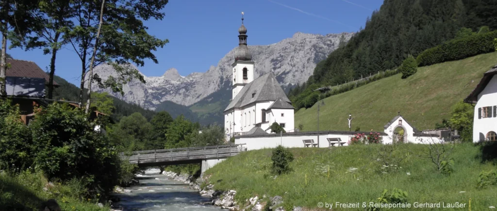 bekanntes Postkartenmotiv in Bayern Attraktionen in Ramsau Berg Kirchlein