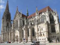 regensburg-sehenswertes-ausflugsziele-historische-bauwerke-regensburger-dom-seitlich-150