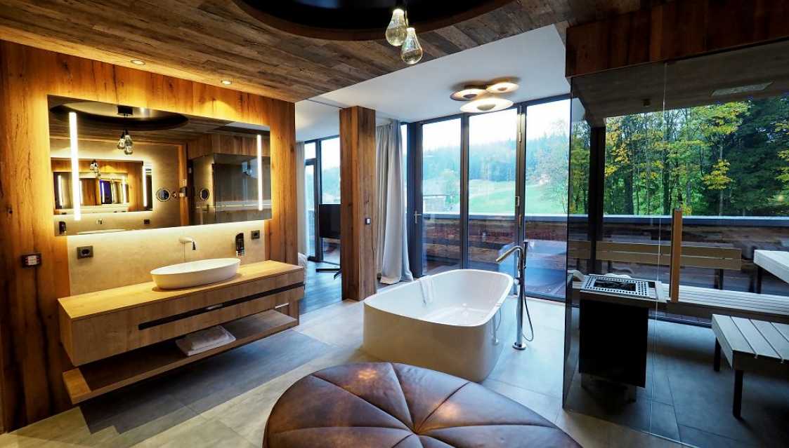 Bayerischer Wald Wellnesshotel mit Suite mit Whirlpool in Bayern mit Pool