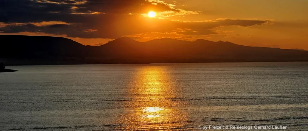 Romantischer Sonnenuntergang am Mittelmeer Schiffsreisen in Europa Kreuzfahrten