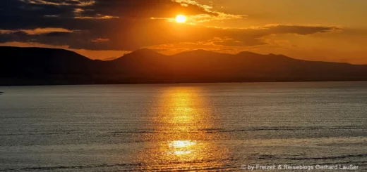 Romantischer Sonnenuntergang am Mittelmeer Schiffsreisen in Europa Kreuzfahrten