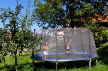 schaetzlhof-andelsbrunn-kinder-bauernhofurlaub-trampolin-springen