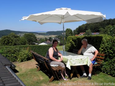 Garten Terrasse mit Ausblick von der Ferienwohnung für geführte Wanderungen Bayern