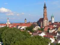 Unterkünfte in Niederbayern Straubing Stadtplatz mit Stadtturm