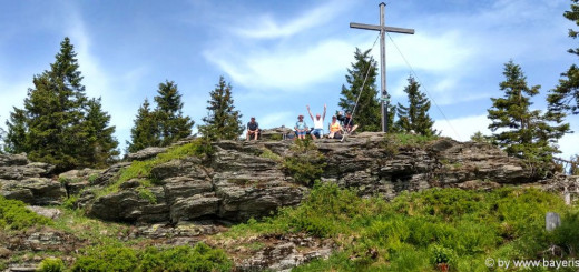 wanderurlaub-bayerischer-wald-kleiner-arber-berg-gipfelkreuz