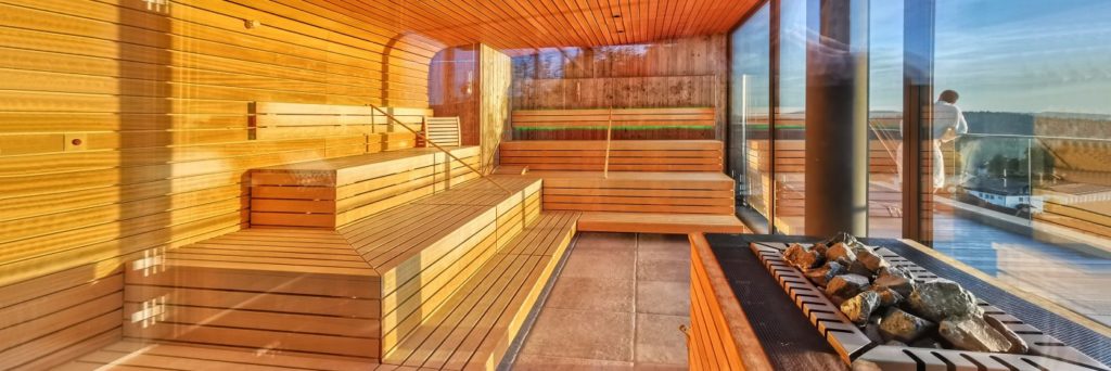 ellnesshotel mit Sauna oder lieber eine Gartensauna für daheim kaufen?